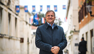 Istaknimo zastave Republike Hrvatske na svojim domovima i dostojno proslavimo Dan državnosti Republike Hrvatske!