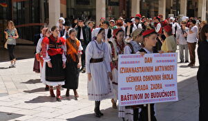 Učenici u narodnim nošnjama na ulicama i trgovima Grada Zadra