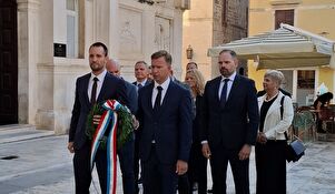 Položen vijenac na spomen obilježju na Narodnom trgu