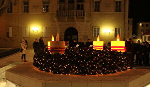 Upaljena treća svijeća adventskog vijenca