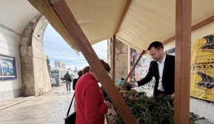 Gradonačelnik Erlić dijelio sadnice cvijeća građanima uoči Dana planeta zemlje