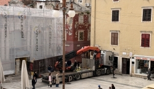 Započelo postavljanje zaštitne mreže na fasadu opožarene zgrade u Ulici Mihe Klaića