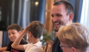 Trećaši iz PŠ Puntamika u posjeti Gradskoj upravi; predstavili slikovnicu Galeb Zadarko i tajne zadarskog kraja