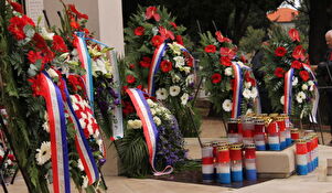 Vijenci i svijeće za poginule za neovisnost Hrvatske
