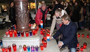 Svijeće na Narodnom trgu u spomen na žrtve Škarbnje i Vukovara