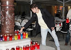 Svijeće na Narodnom trgu za žrtve Škabnje i Vukovara