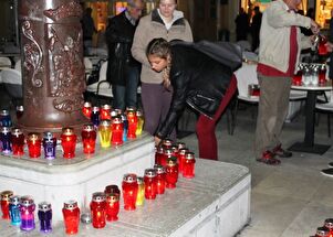 Svijeće na Narodnom trgu za žrtve Škabnje i Vukovara