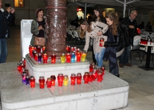 Svijeće na Narodnom trgu za žrtve Škabnje i Vukovara