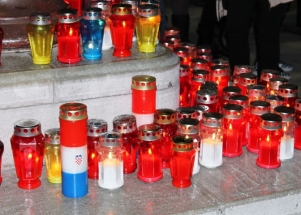 Svijeće na Narodnom trgu za žrtve Škabnje i Vukovara