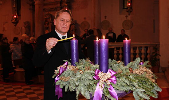 Gradonačelnik Božidar Kalmeta upalio četvrtu adventsku svijeću