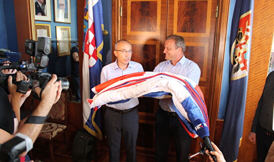 Ministar Krstičević darovao svečanu zastavu RH Gradu Zadru