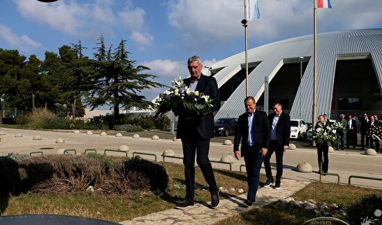 Cvijeće u spomen na Krešimira Ćosića