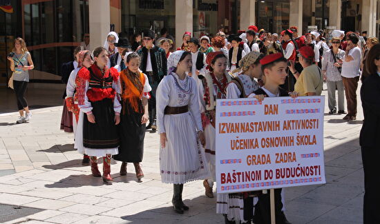 Učenici u narodnim nošnjama na ulicama i trgovima Grada Zadra