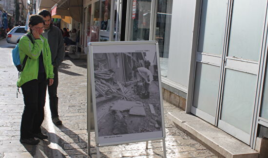 Ulična izložba fotografija ratnih stradanja Zadra u listopadu 1991.