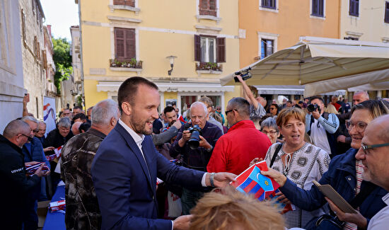 Zadranima podijeljeno tisuću hrvatskih zastava 