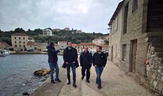 Gradonačelnik Erlić na Ižu - zajedno s predstavnicima Mjesnih odbora obišao otok
