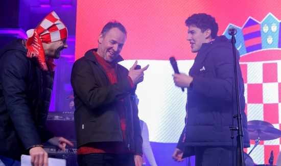 “Mi smo Zadrani, Zadar je naš” - doček rukometaša na Narodnom trgu 