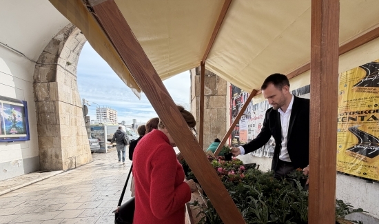 Gradonačelnik Erlić dijelio sadnice cvijeća građanima uoči Dana planeta zemlje