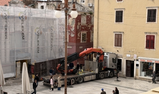 Započelo postavljanje zaštitne mreže na fasadu opožarene zgrade u Ulici Mihe Klaića
