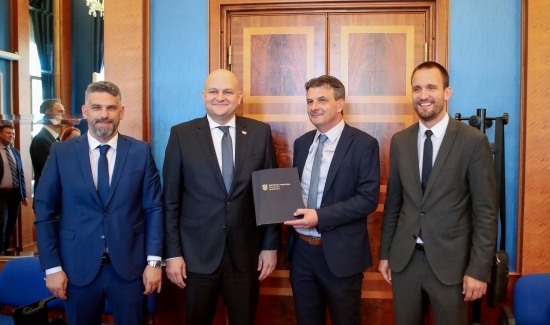 Ministar gospodarstva Ante Šušnjar uručio ugovor za izgradnju infrastrukture za punjenje električnih autobusa