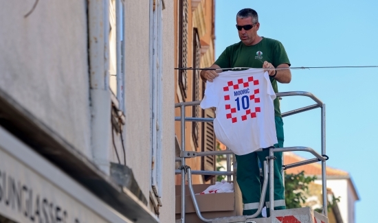 Na Poluotoku izvješene majice s prepoznatljivim kvadratićima, večeras na KvartArt-u roštilj i gledanje utakmice  