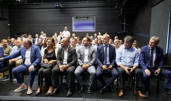 Ministar Šipić u Zadru dodijelio 151 ugovor za projekte vrtića i dječjih igrališta vrijedne 3,8 milijuna eura