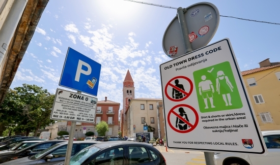 Postavljene oznake o pravilima odijevanja u povijesnoj jezgri