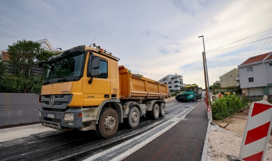 Završni sloj asfalta stigao na Ulicu Stanka Vraza, radovi se nastavljaju iza ljeta  