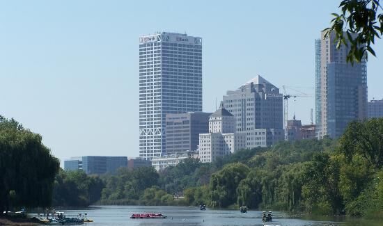 Gradsko vijeće Milwaukeeja, Wisconsin, SAD, 25. studenog 2014. usvojilo je „Rezoluciju o uspostavi sestrinskih odnosa između Grada Milwaukeeja i Grada Zadra“.