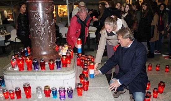 Svijeće na Narodnom trgu u spomen na žrtve Škarbnje i Vukovara
