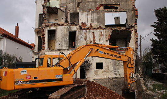 Započelo uklanjanje ruševne zgrade u Ulici Vlade Janjića Cape