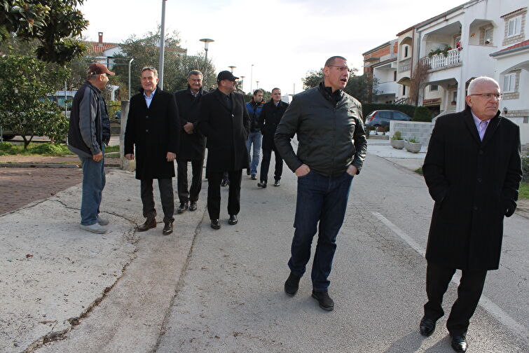 Gradonačelnik Božidar Kalmeta sa suradnicima u obilasku Starog i Novog Bokanjca