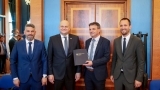 Ministar gospodarstva Ante Šušnjar uručio ugovor za izgradnju infrastrukture za punjenje električnih autobusa