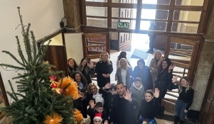 Učenici OŠ "Voštarnica" okitili jelku u Gradskoj upravi 