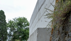 Saniran potporni zid na Kolovarama; na jesen ozelenjavanje betonskih ploha zida