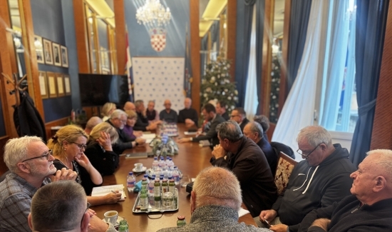 Sastanak predstavnika braniteljskih udruga s gradonačelnikom Erlićem
