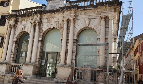 Započeli radovi na kamenim pročeljima Gradske lože