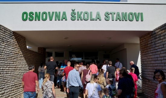 Prvog dana nastave gradonačelnik Erlić posjetio energetski obnovljenu OŠ Stanovi, prvašićima poželio puno uspjeha i druženja 